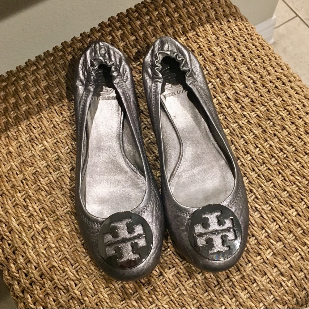 🎉Gently worn Tory Burch Silver Reva flats 🎉